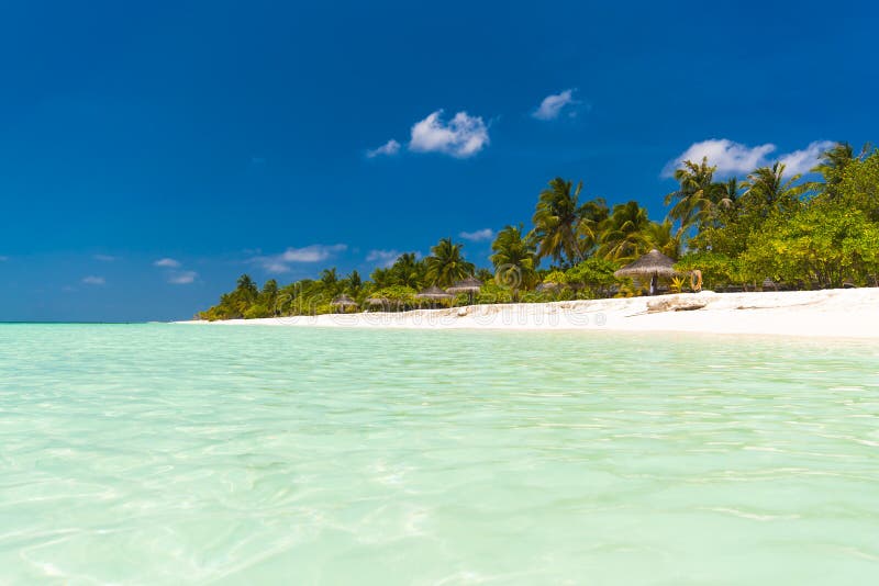 Luxueus tropisch strand in de Maldiven royalty-vrije stock foto Luxueus tropisch strand in de Maldiven royalty-vrije stock foto
