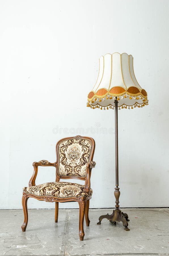 Luxueuze klassieke uitstekende leunstoel met bureaulamp royalty-vrije stock afbeelding Luxueuze klassieke uitstekende leunstoel met bureaulamp royalty-vrije stock afbeelding