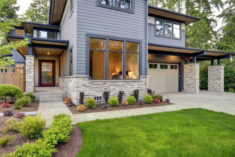 Luxurious home design with modern curb appeal in Bellevue.