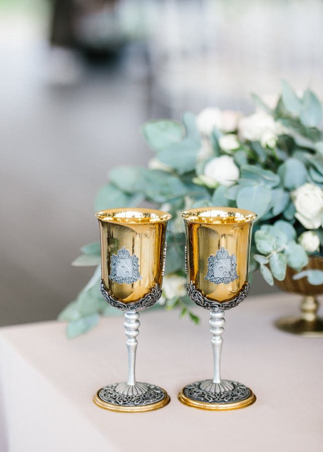 Luxuriöse goldene Champagnergläser auf einer Hochzeit mit Rosen lizenzfreies stockfoto Luxuriöse goldene Champagnergläser auf einer Hochzeit mit Rosen lizenzfreies stockfoto