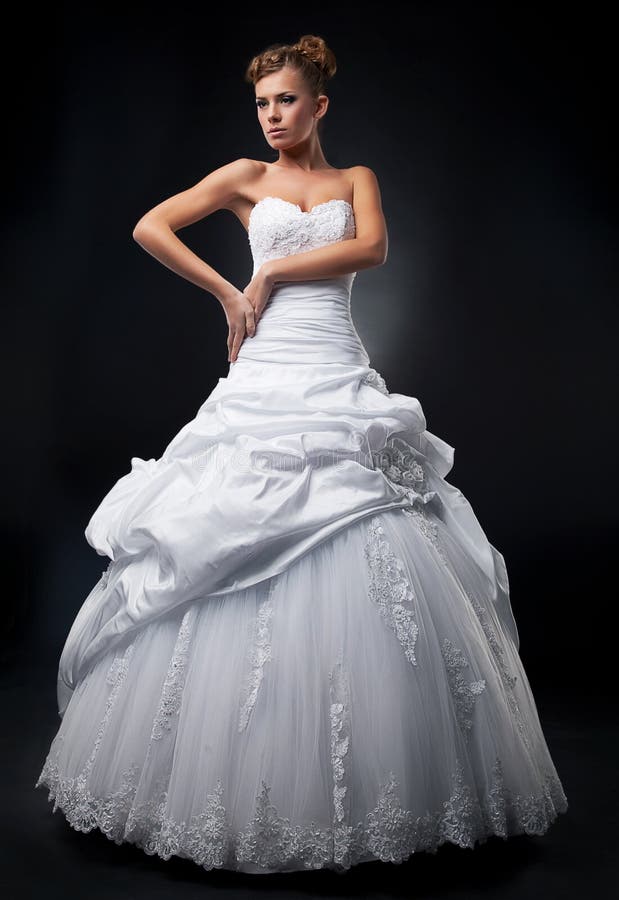 Luxuriöser Verlobt-Supermodel zeigt Hochzeitskleid lizenzfreie stockfotografie Luxuriöser Verlobt-Supermodel zeigt Hochzeitskleid lizenzfreie stockfotografie