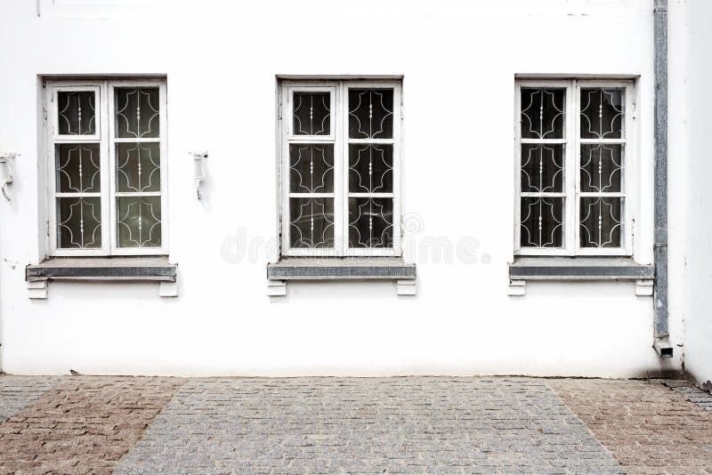 Luxuriöses altes apartament Haus mit einer weißen Fassade stockbild Luxuriöses altes apartament Haus mit einer weißen Fassade stockbild