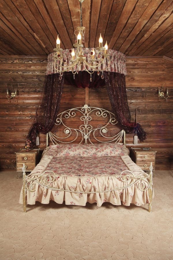 Luxuriöses Bett lizenzfreie stockfotografie Luxuriöses Bett lizenzfreie stockfotografie