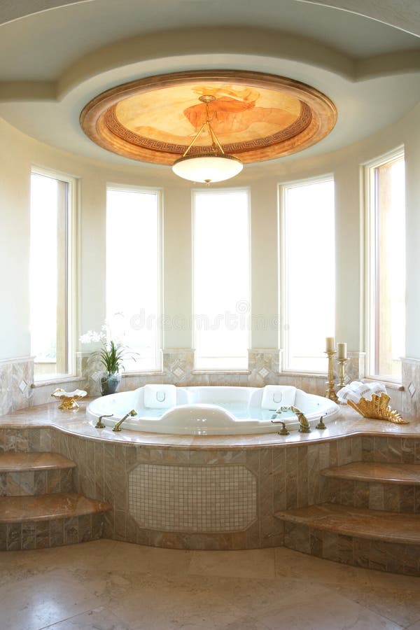 Vířivé vany v luxusní koupelně.