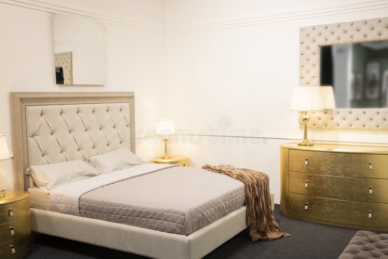 Featured image of post Luxury Royal Bed Designs : Royal bedding offers a wide range of luxury hotel bedding and bath including bed in a bag, down and down alternative comforters, pillows package contains 2 luxury down pillows with luxurious covering of the finest 500 thread count.
