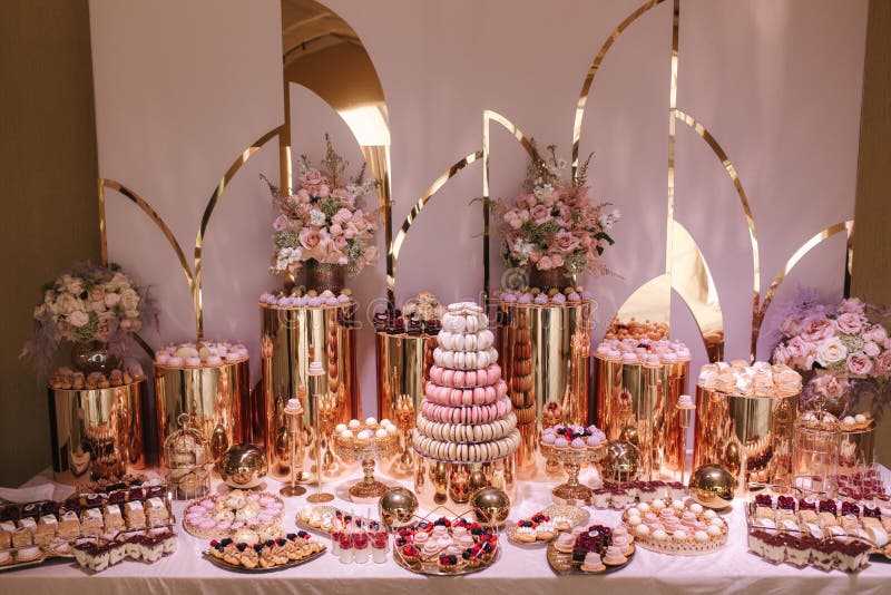 وراء كل صوره حكاية  - صفحة 44 Luxury-candy-bar-golden-wedding-candy-bar-white-wedding-cake-decorated-flowers-standing-festive-table-deserts-191257154