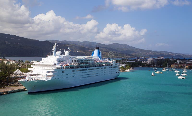 cruise ships sailing to jamaica