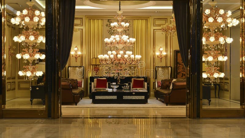 Luxusní křišťálový lustr lampa je osvětlen led žárovky v villa hall.