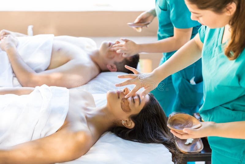 Luxury Facial Spa voor Wittebroodswekenpaar royalty-vrije stock fotografie Luxury Facial Spa voor Wittebroodswekenpaar royalty-vrije stock fotografie