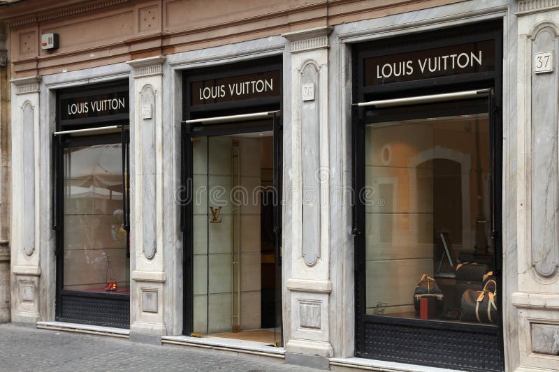 SHOPPING: Louis Vuitton Boutique, Milan, Italy Editorial Photography -  Image of golden, brand: 16940187