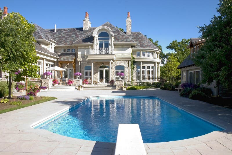 Bild von einem Luxus-Haus Schwimmbad und Zurück - Hof.