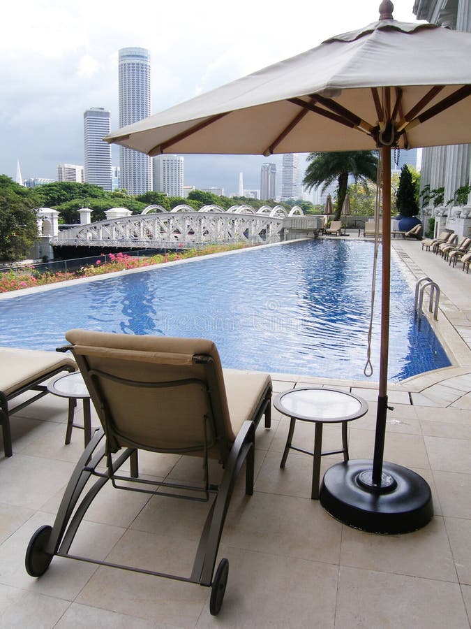 Un tetto, balcone, piscina di un lussuoso albergo ricavato da un edificio storico, situato nel cuore della città nel distretto di Singapore.