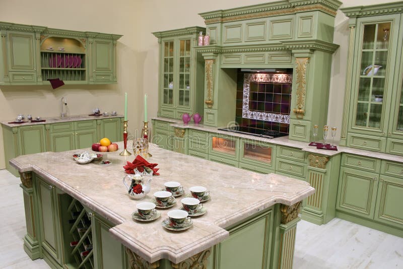 Luxusní zelená kuchyně, čepice na stůl.