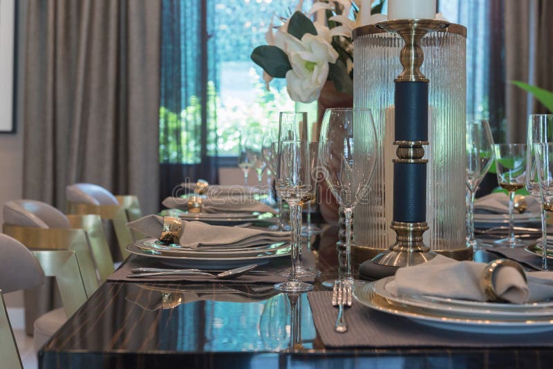 Luxus stôl sada na drevený stravovanie stôl v klasický jedáleň, dizajn.