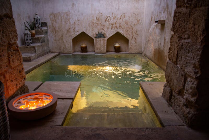 Lyxigt vackert privat wellness-spa. Liten pool i arabisk stil med vattenfall arkivbild