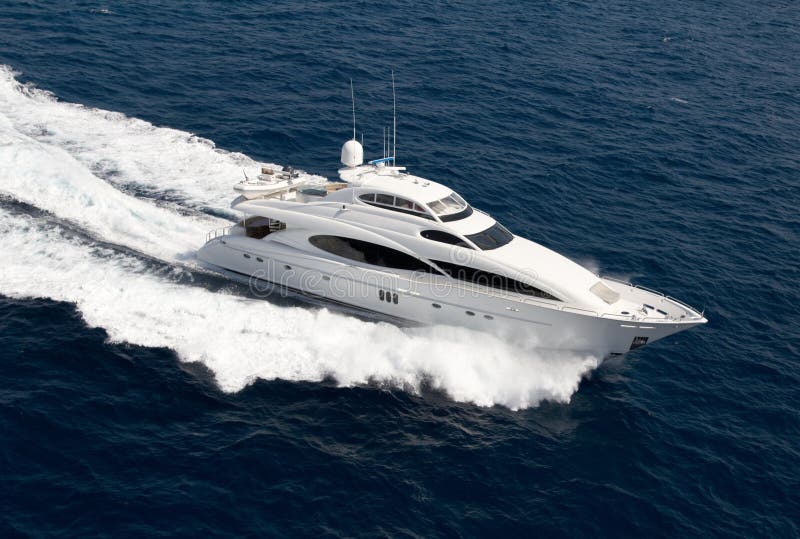 Vista dall'alto di yacht di lusso di crociera nell'oceano.