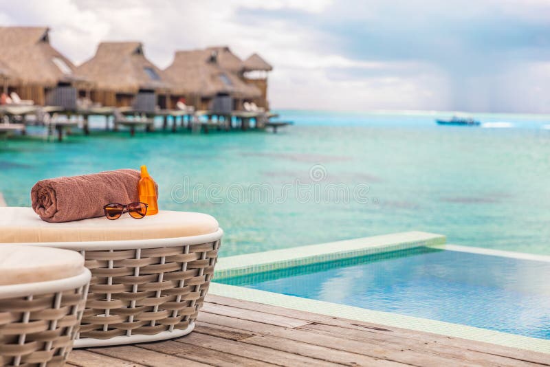 Luxus-Bungalows Bora Bora mit Wasser Luxus-Hotel in tahiti franz. Polyneisa. Meerblick Sommerreise stockbild