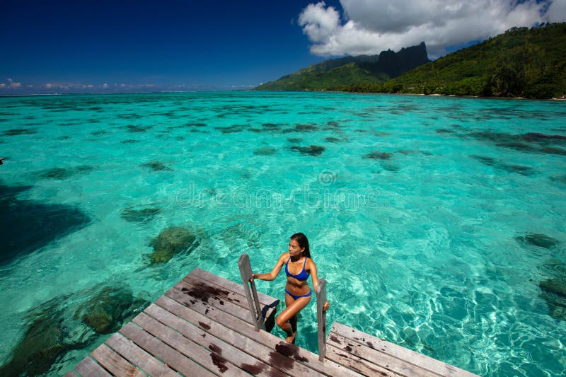 Luxus Strand Reise Frau in tahiti Überwasser Bungalow Hotel Villa Schwimmbad. dieses Bild ist völlig unretuschiert und stockfotografie