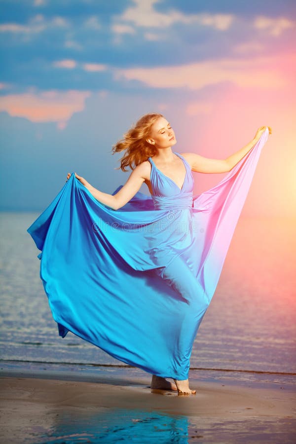 Luxusfrau in einem langen blauen Abendkleid auf dem Strand schönheit lizenzfreie stockfotografie Luxusfrau in einem langen blauen Abendkleid auf dem Strand schönheit lizenzfreie stockfotografie