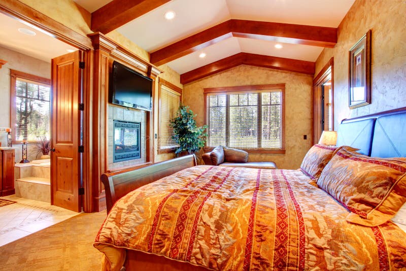 Hauptschlafzimmerinnenraum Mit Reichem Holzmöbel Stockbild - Bild von