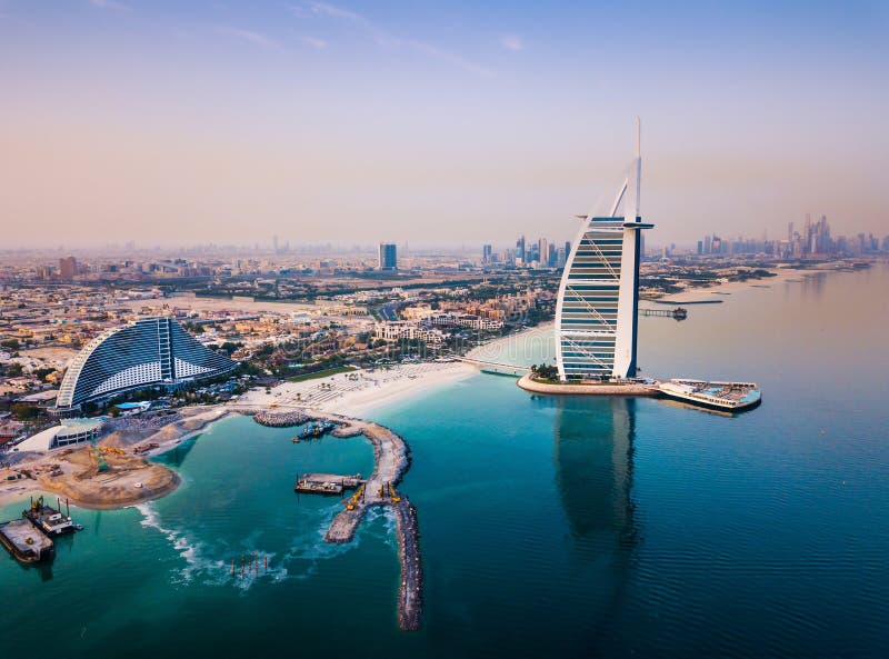 Luxushotel Burj Al Arab und Dubai-Jachthafenskyline im Hintergrund