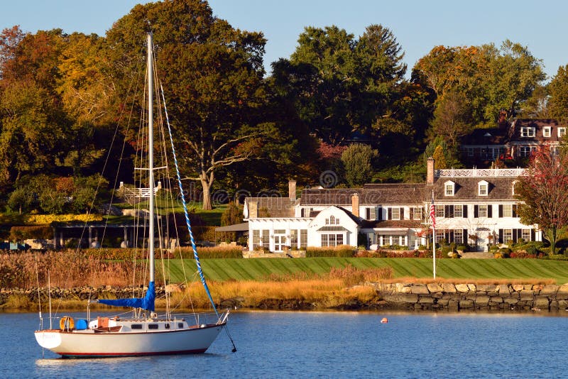Luxushäuser auf der Ufergegend Greenwichs Connecticut