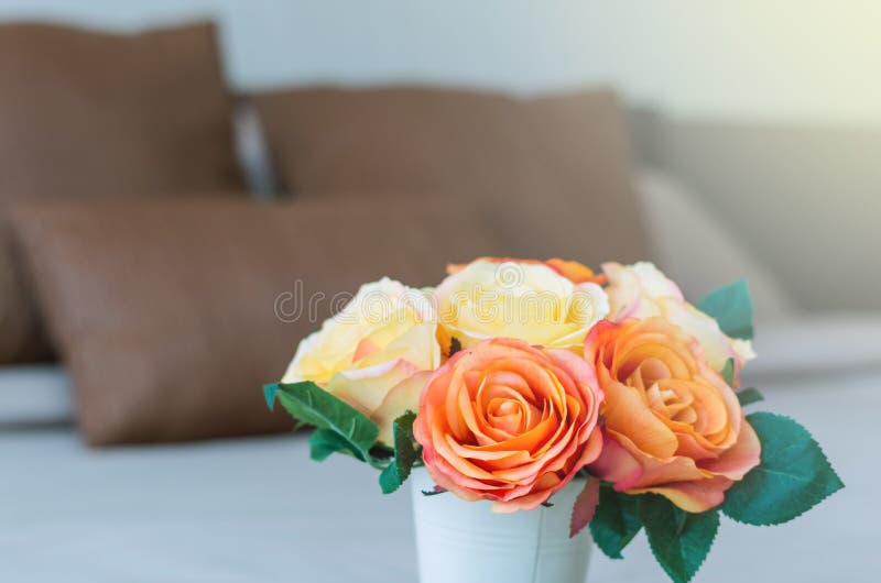 Luxusinnenschlafzimmer mit künstlicher rosafarbener Blume auf Bett stockfotografie Luxusinnenschlafzimmer mit künstlicher rosafarbener Blume auf Bett stockfotografie