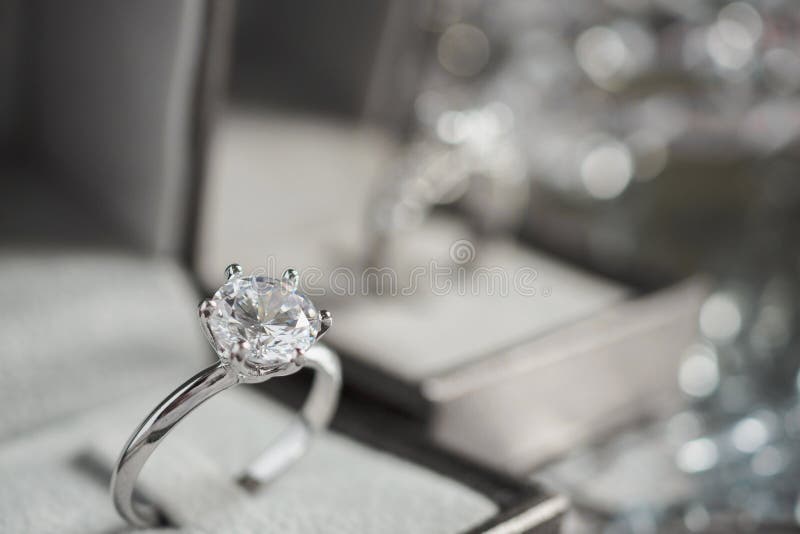 Luxusverpflichtung Diamantring in der Schmuckgeschenkbox mit bokeh lizenzfreie stockfotografie Luxusverpflichtung Diamantring in der Schmuckgeschenkbox mit bokeh lizenzfreie stockfotografie