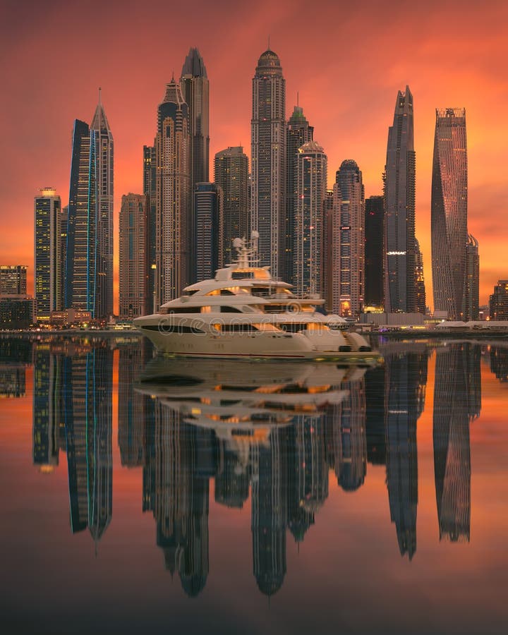 Luxusyacht vor Skylinen an Dubai-Jachthafen auf idyllischem Sonnenuntergang lizenzfreies stockbild Luxusyacht vor Skylinen an Dubai-Jachthafen auf idyllischem Sonnenuntergang lizenzfreies stockbild