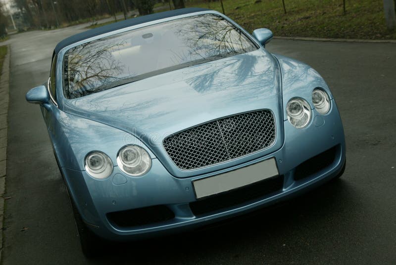 Luxuxauto auf der Straße lizenzfreie stockbilder Luxuxauto auf der Straße lizenzfreie stockbilder