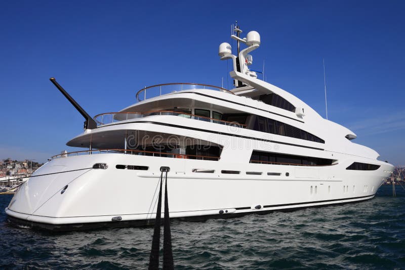 Luxuxyacht im Hafen lizenzfreies stockbild Luxuxyacht im Hafen lizenzfreies stockbild