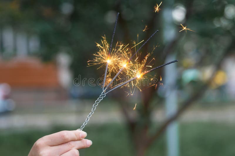 Luz bengali tripla de incêndio à disposição com opinião borrada do close-up do bakground fotos de stock Luz bengali tripla de incêndio à disposição com opinião borrada do close-up do bakground fotos de stock