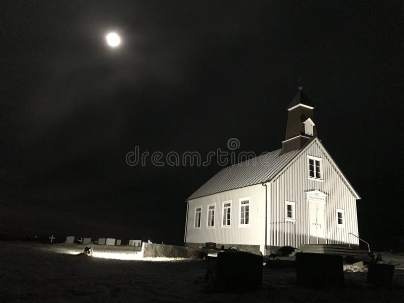 Luz blanca de Reykjavik Islandia de la iglesia por claro de luna imagenes de archivo Luz blanca de Reykjavik Islandia de la iglesia por claro de luna imagenes de archivo