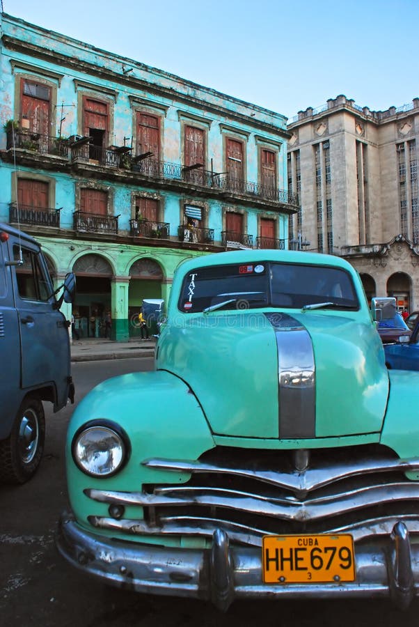 Luz - carro verde do táxi do vintage de Cuba na frente da construção velha em Havana fotografia de stock Luz - carro verde do táxi do vintage de Cuba na frente da construção velha em Havana fotografia de stock