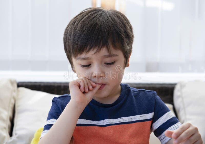 retrato menino jogando no celular enquanto espera por comida, garoto  sentado na cafeteria enviando texto para amigos, criança jogando jogo online  no celular. crianças com conceito de tecnologia 11248716 Foto de stock