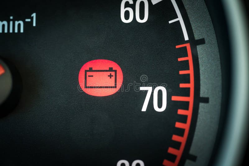 Luz de la batería de coche en la advertencia del tablero de instrumentos sobre problemas El panel del vehículo con el icono y el