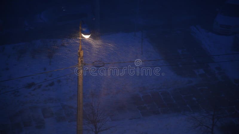 Luz de la calle durante una ventisca