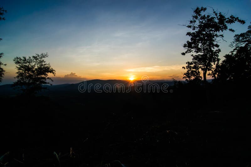 Luz de la puesta del sol con las montañas fotografía de archivo libre de regalías Luz de la puesta del sol con las montañas fotografía de archivo libre de regalías