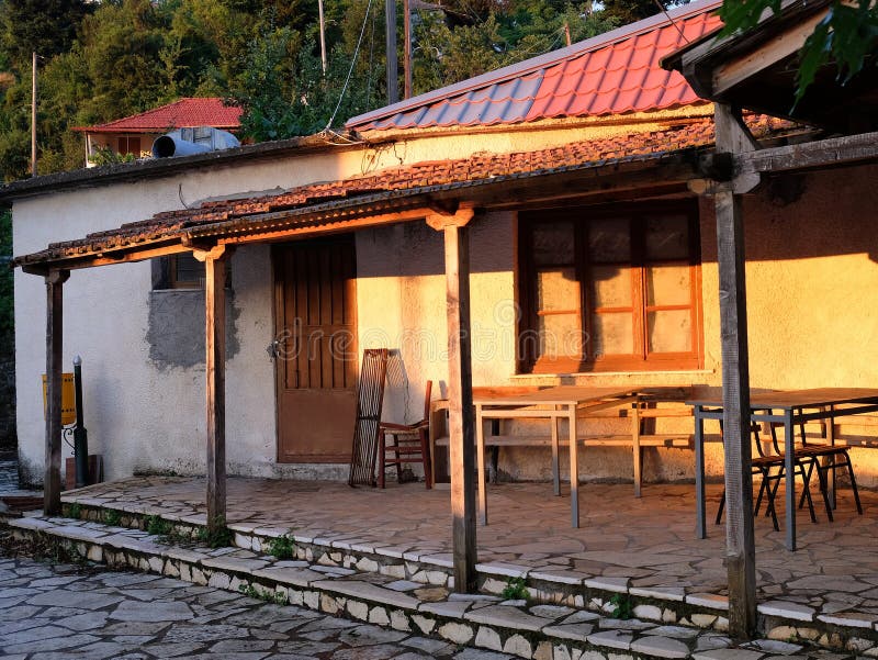 Luz de la puesta del sol en el café griego viejo, Grecia foto de archivo Luz de la puesta del sol en el café griego viejo, Grecia foto de archivo