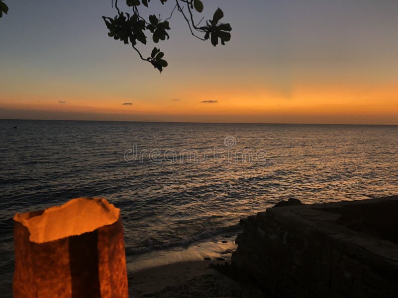 Luz de la vela con la opinión de la puesta del sol en la ciudad de piedra Zanzíbar foto de archivo libre de regalías Luz de la vela con la opinión de la puesta del sol en la ciudad de piedra Zanzíbar foto de archivo libre de regalías