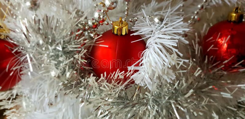 Luz De Natal, Decoração Vermelha Das Bolas, Ideias Da Iluminação, árvore De Natal  Com Decoração Colorida Imagem de Stock - Imagem de feliz, colorido:  134461895