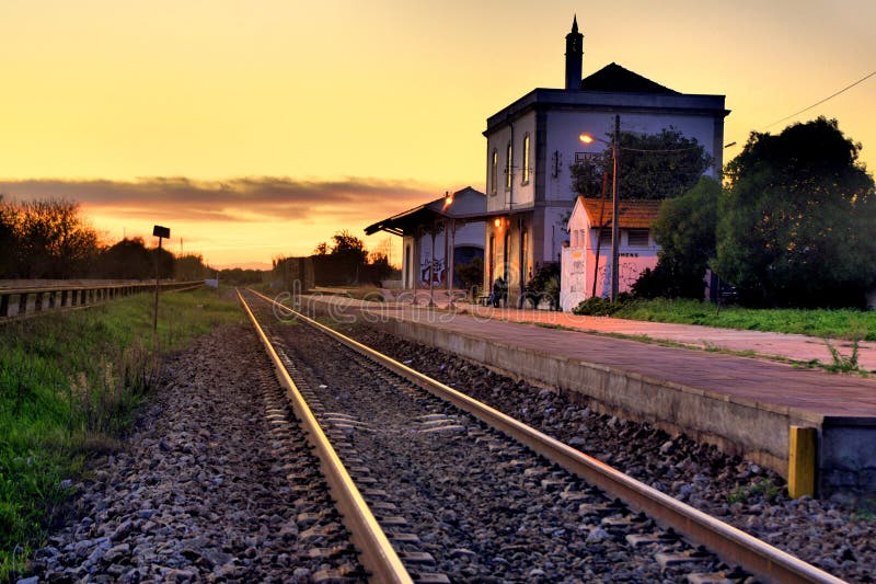 Geländer Bahnhof auf der Sonnenuntergang.