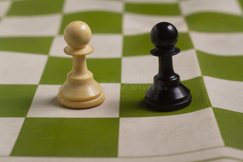 O Lado Branco Se Perde No Jogo De Xadrez E O Rei Está Sendo Enforcado. Foto  de Stock - Imagem de xadrez, lado: 186663350