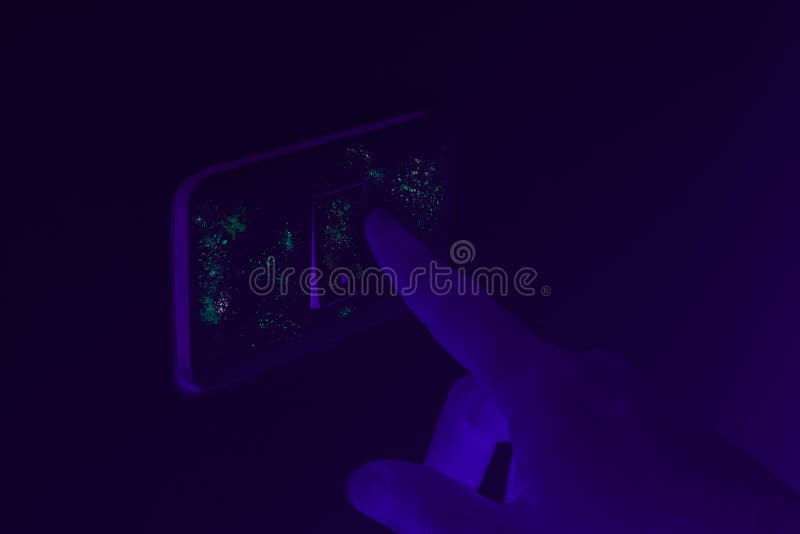 Luz de uv negra que expone gérmenes y bacterias en la mano tocando el interruptor de iluminación ultravioleta la luz negra se mues