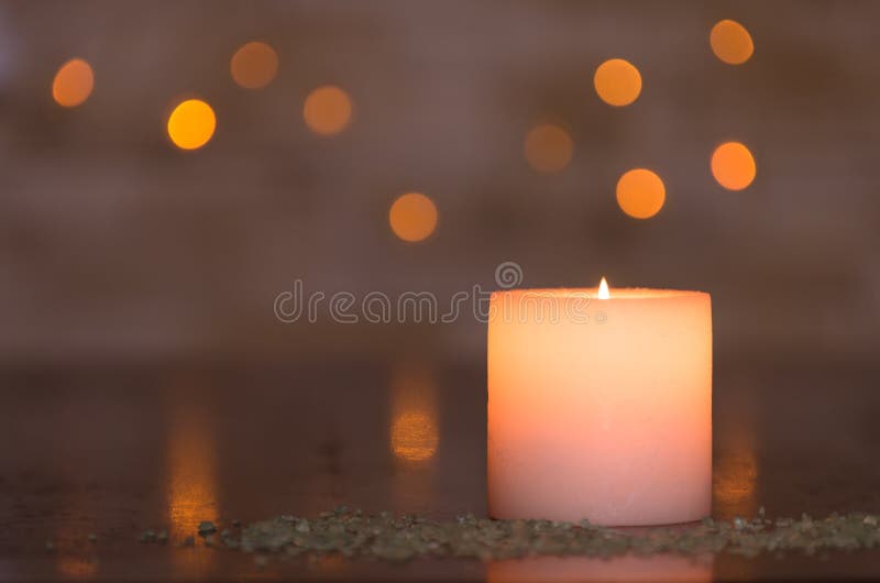 Luz de vela temperamental com um bokeh claro distorcido agradável Aperfeiçoe para os termas foto de stock Luz de vela temperamental com um bokeh claro distorcido agradável Aperfeiçoe para os termas foto de stock