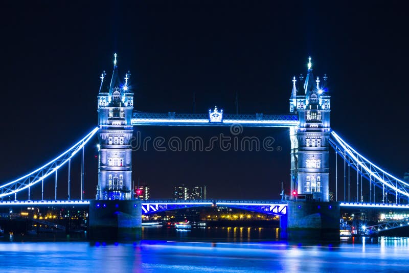 Luz del azul del puente de la torre de Londres de la opinión de la noche foto de archivo libre de regalías Luz del azul del puente de la torre de Londres de la opinión de la noche foto de archivo libre de regalías