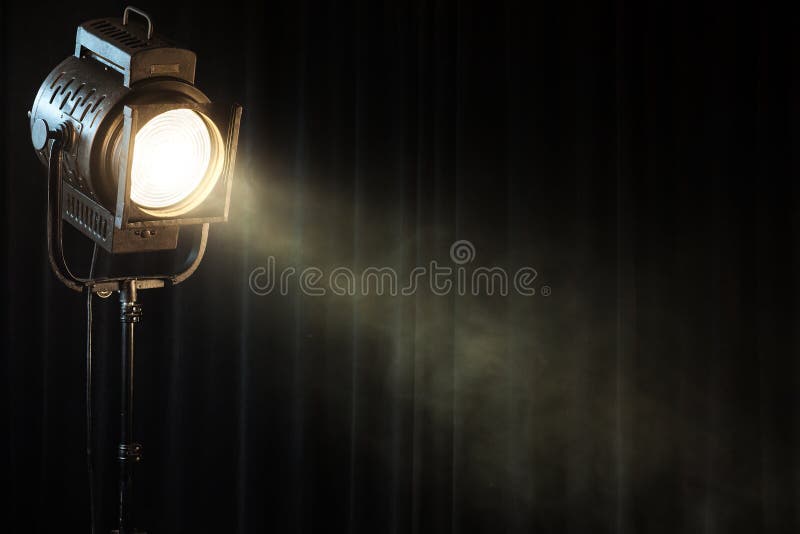 Luz del punto del teatro de la vendimia en la cortina negra imagen de archivo libre de regalías Luz del punto del teatro de la vendimia en la cortina negra imagen de archivo libre de regalías