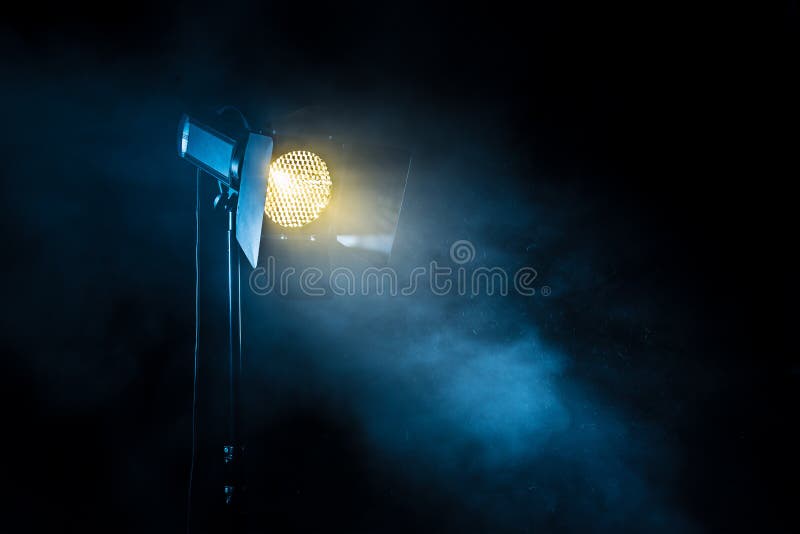 Luz del punto del teatro en fondo negro fotos de archivo Luz del punto del teatro en fondo negro fotos de archivo
