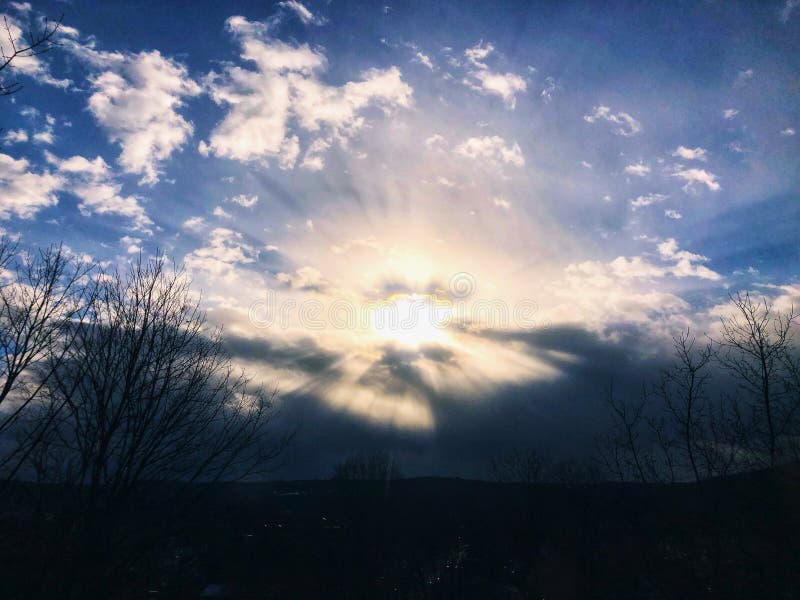 Luz del sol que viene a través de las nubes imagen de archivo Luz del sol que viene a través de las nubes imagen de archivo