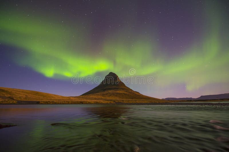 Luz do norte sobre Kirkjufell, cidade de Grundarfjordur fotografia de stock royalty free Luz do norte sobre Kirkjufell, cidade de Grundarfjordur fotografia de stock royalty free